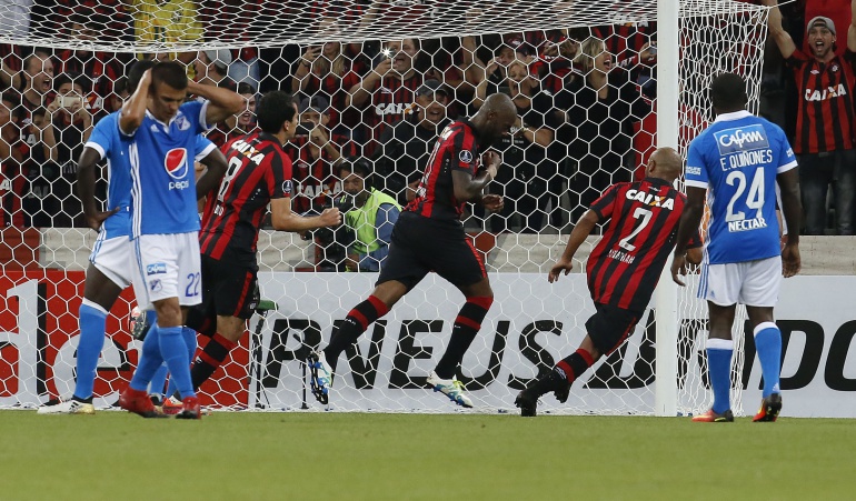 Atlético Paranaense Millonarios Copa Libertadores: Millonarios cae ante Paranaense, pero deja la llave abierta para clasificar en Bogotá