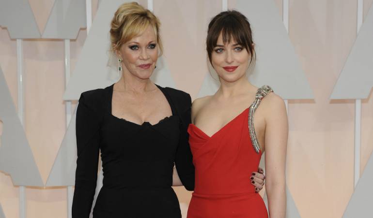 Dakota Johnson quier convencer a si madre para que se vea '50 sombras más oscuras': Dakota Johnson le tiene una sorpresa a su madre en '50 sombras más oscuras'