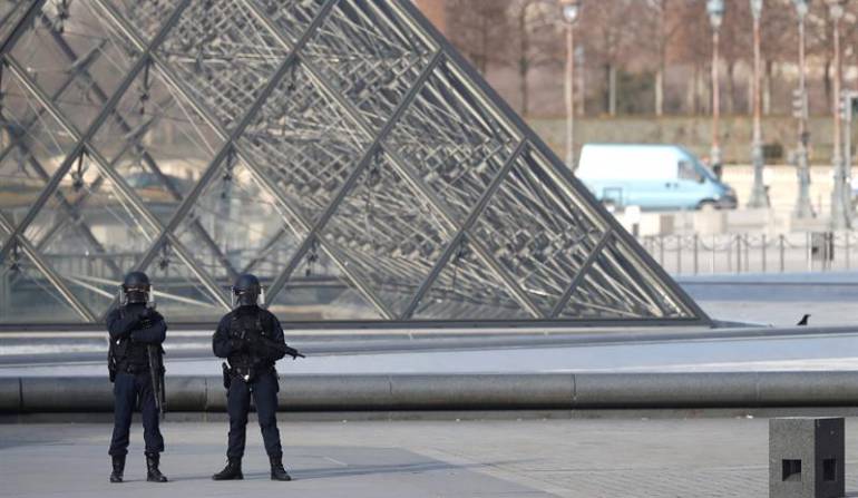 Louvre, ataque, Francia.: Difunden primera imagen de terrorista que atacó el Louvre