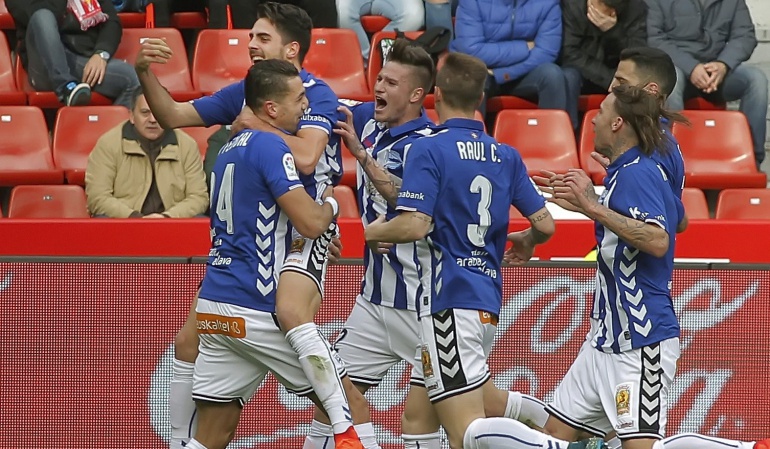 Con Daniel Torres en la cancha Deportivo Alavés ganó 4-2 a Sporting Gijón