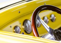 Hombre desnudo roba un taxi