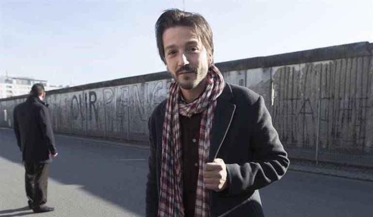 Diego Luna escenifica ante el muro de Berlín su rechazo al muro de Trump