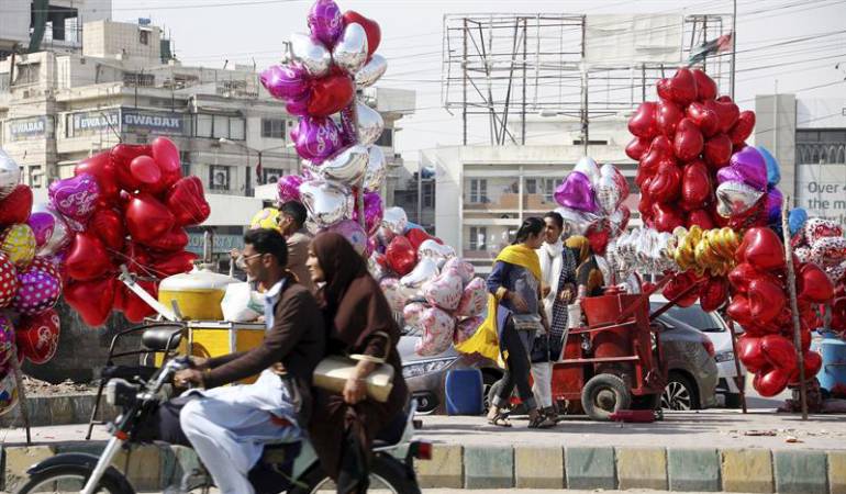 Las prohibiciones no pueden con San Valentín en Pakistán