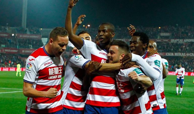 Gol Adrián Ramos Granada: Ramos abrió su cuenta goleadora en España: anotó dos goles con el Granada