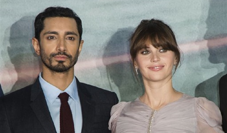 Riz Ahmed(Izq.) y Felicity Jones(Der.) en el estreno de Rogue One: A Star Wars Story en Londres, Inglaterra.