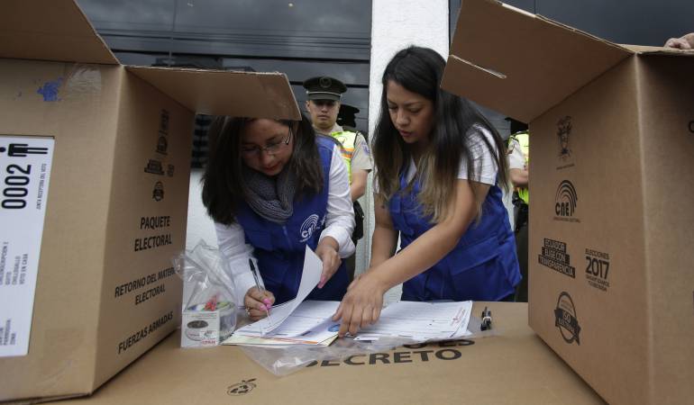 Trabajadoras de las elecciones preparan kits para la jornada democrática.