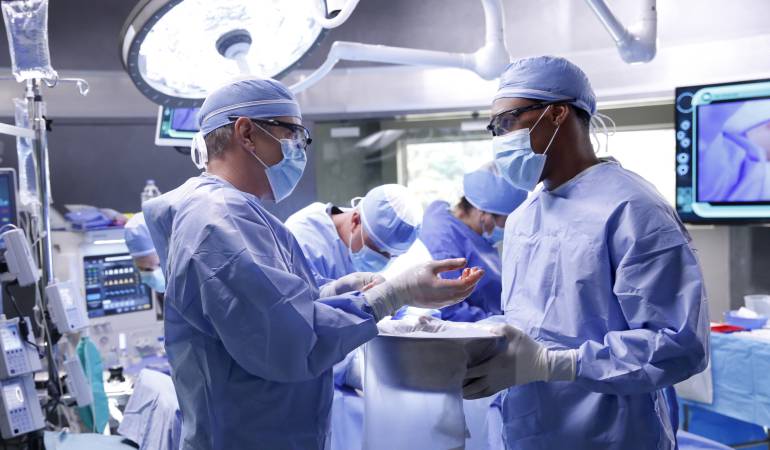 Médicos en una cirugía.