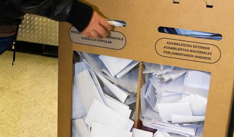 Urna de votaciones para la elección de presidente en Ecuador