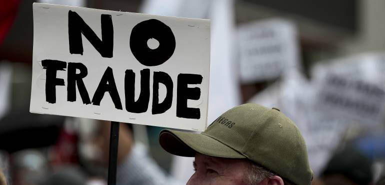 Decenas de ecuatorianos protestaron frente al Consejo Nacional Electoral.