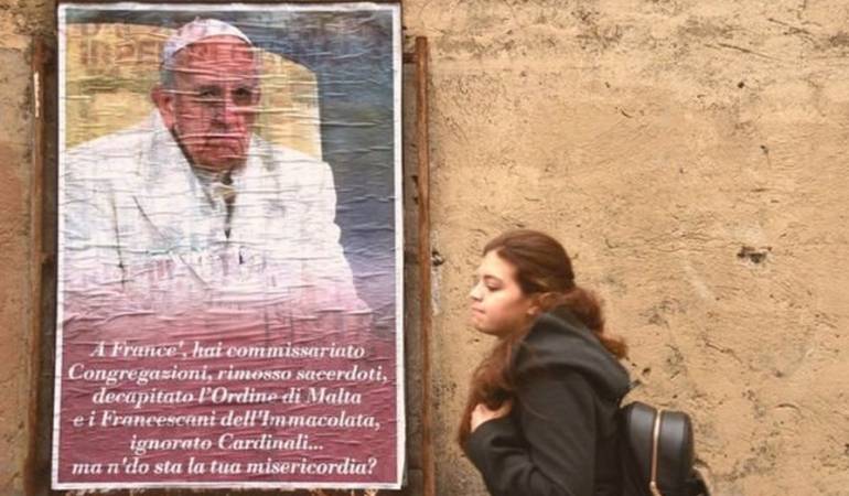 Carteles como este criticando al Papa aparecieron en las calles de Roma.
