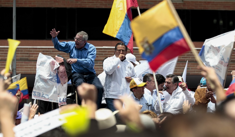 Ciudadanos esperan resultados definitivos frente al Consejo Electoral de Ecuador.