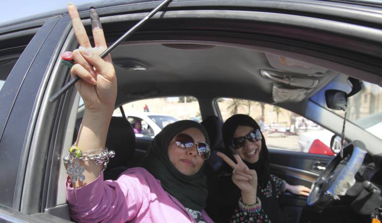En esta foto del 7 de julio de 2012, dos mujeres de Libia muestran sus dedos marcados con tinta después de votar, en Trípoli. Las autoridades en el oriente de Libia emitieron una orden que prohíbe a las mujeres salir del país sin un hombre que las acompañe, una medida que provocaba burlas el 20 de febrero de 2017.