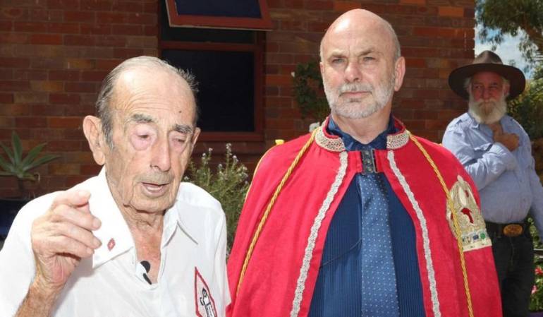 El príncipe Leonard I de Hutt con su hijo y sucesor, el príncipe Graeme Ernest.
