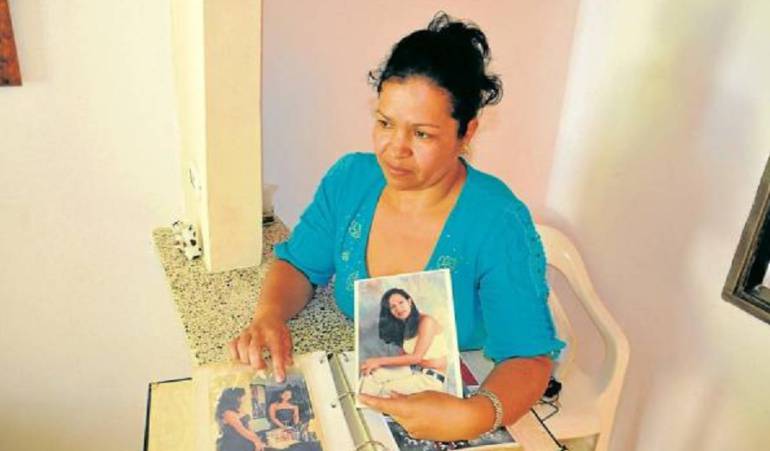 Hermana de Sara Galeano con una foto de la implicada.