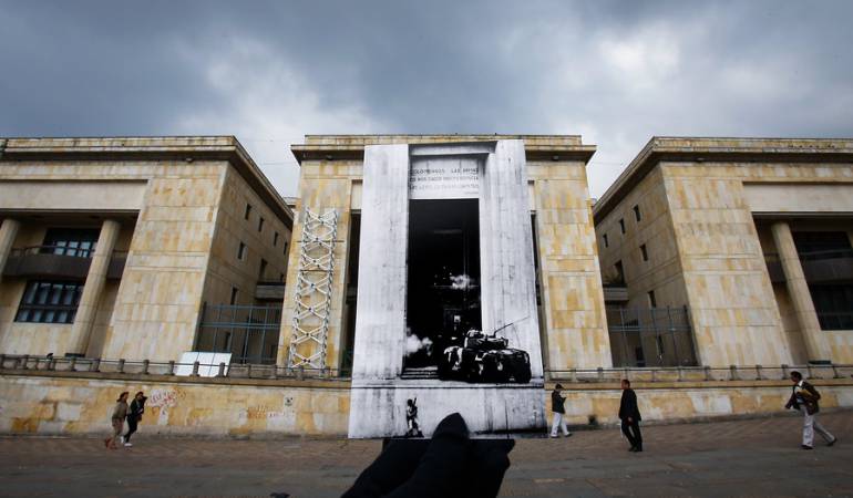 Un tanque ingresa al Palacio de Justicia como parte de la retoma
