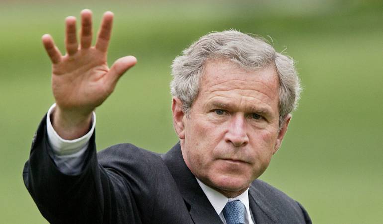 Pese a también ser miembro del partido republicano, ex presidente Bush se ha desmarcado de la administración actual, e incluso ha manifestado posiciones opuestas a esta.