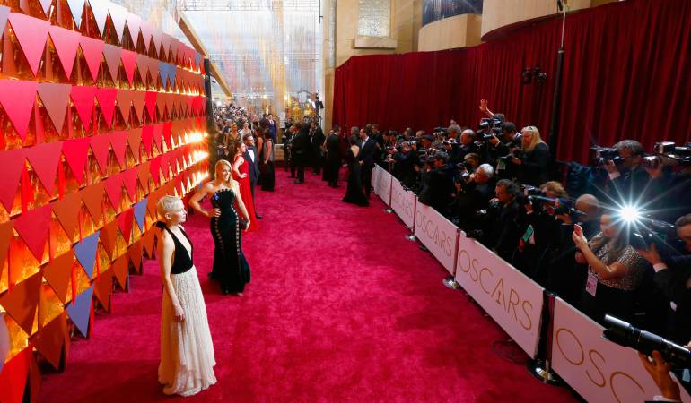 Michelle Williams, Busy Philipps, Lauren Miller y Seth Rogen a la llegada a la edición 89 de los premios a La Academia.