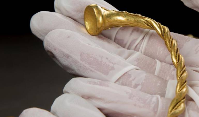 Joyas de oro de la Edad de Hierro: Dos amigos hallan joyas de oro de la Edad de Hierro en un campo de Inglaterra