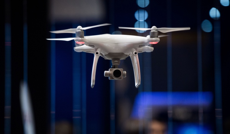 Un dron durante el tercer día del Mobile World Congress en Barcelona, España