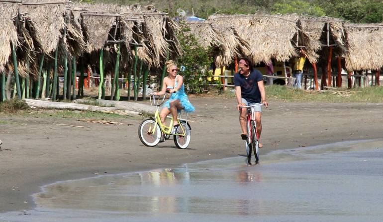 Shakira y Carlos Vives en la grabación del video de "La bicicleta"