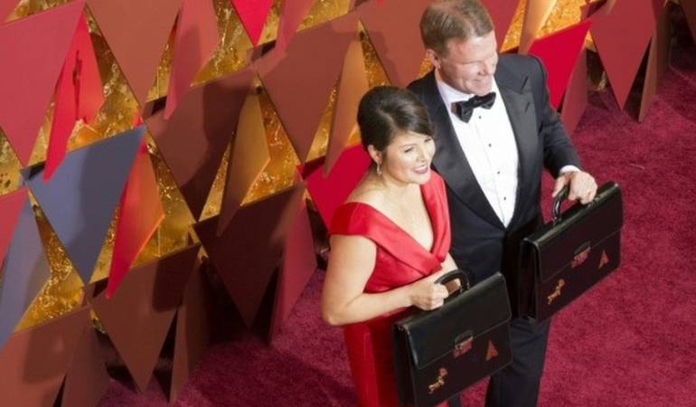 A los dos contadores se les reponsabiliza de haber ocasionado el error más grande en los 89 años de historia de los premios Oscar.