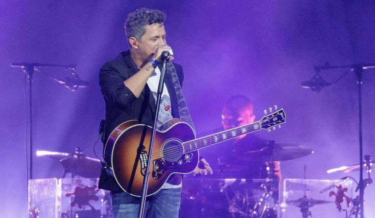 Autobús con un mensaje de rechazo a la transexualidad: Alejandro Sanz reclama respeto para la comunidad transgénero
