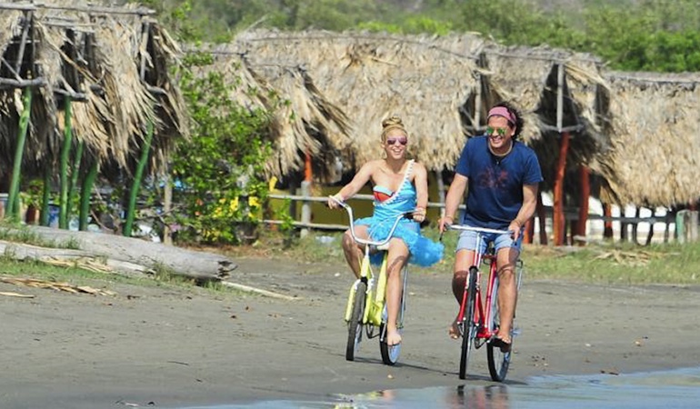 Shakira y Carlos Vives en el rodaje del videoclip 'La Bicicleta'