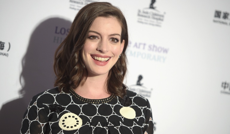 Anne Hathaway afirma que el ser madre cambia por completo la concepción general de la vida.