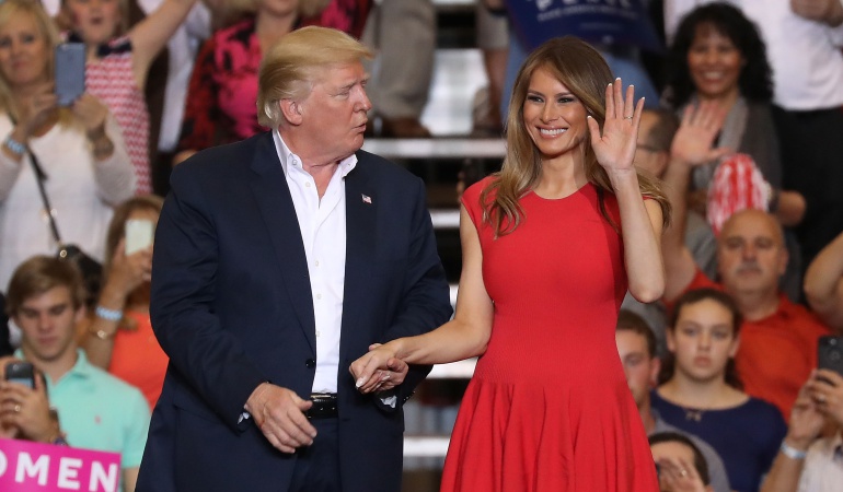 Donald Trump y su esposa Melania saludando a los asistentes de un evento.