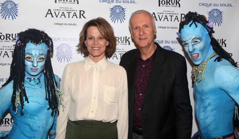 La actriz Sigourney Weaver y el director de la cinta James Cameron durante la Premiére del “Toruk”, obra basada en "Avatar".