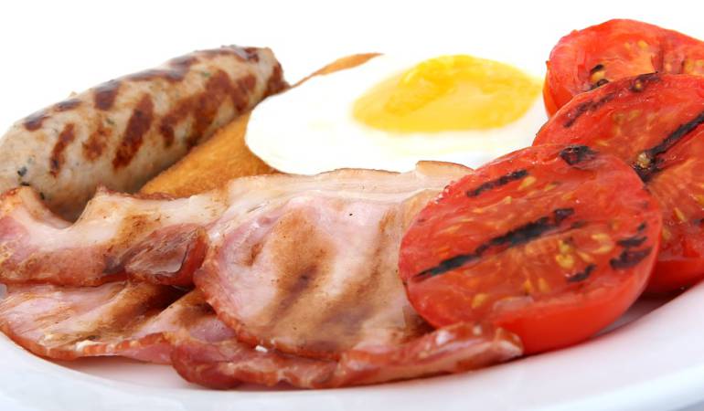 El tocino y otros alimentos procesados contienen grasa saturada que puede aumentar los niveles de colesterol LDL, que no son saludables.