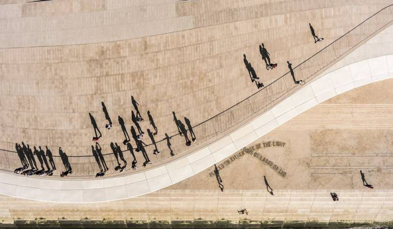 Un pequeño grupo de fotógrafos están apuntando sus lentes en dirección al paisaje urbano, tratando de capturar la belleza de la arquitectura que nos rodea.