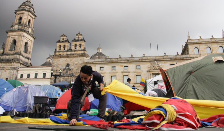Miembros del campamento por la paz en la Plaza de Bolívar
