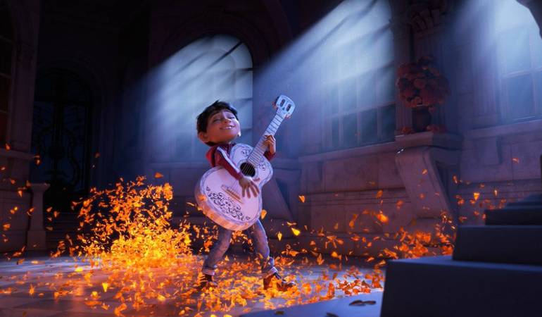 Miguel es un niño que vive una aventura en medio de la celebración del Día de los Muertos.