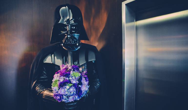 Hay empresas que han dado un giro al incorporar en las bodas el uso de personajes centrales de la saga Star Wars como Darth Vader, Stormtroopers, Anakin y Luke Skywalker.