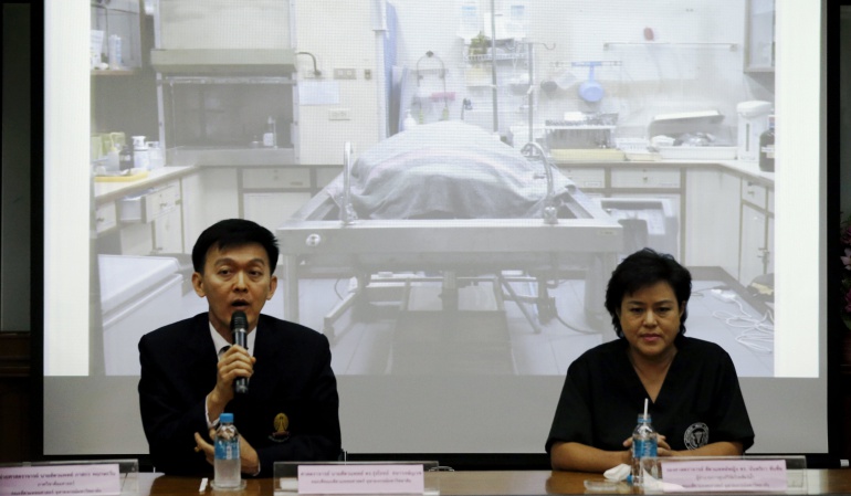 El decano de la Facultad de Veterinaria, Rungroj Thanawongnuvej, y la profesora Nantarika Chansue ofrecen una rueda de prensa para anunciar la muerte de una tortuga.
