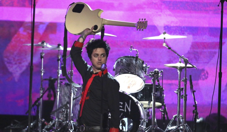 Green Day durante su presentación en los "American Music Awards" en 2016.