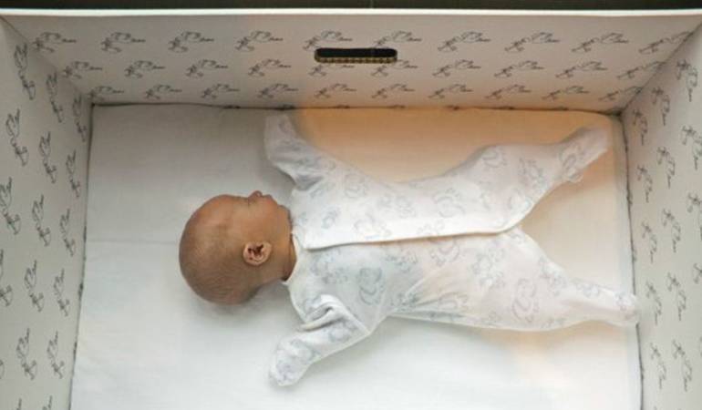 La caja de cartón que entregan llena de productos puede usarse también como cama para el bebé.
