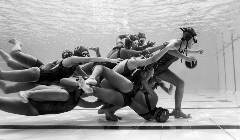 La fotografía retrata el momento en el que un equipo de rugby femenino subacuático se encuentra en el instante decisivo de un encuentro.