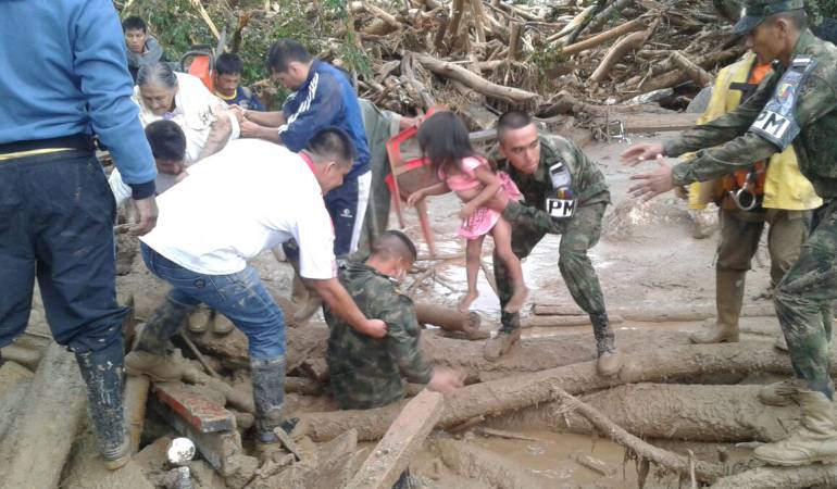 Decenas de niños esperan por noticias de sus padres.