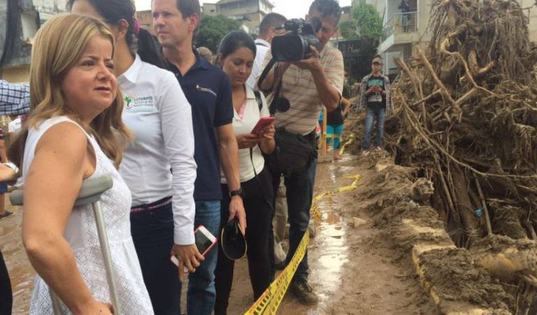 Elsa Noguera, ministra de Vivienta también acudió a la zona de la tragedia.