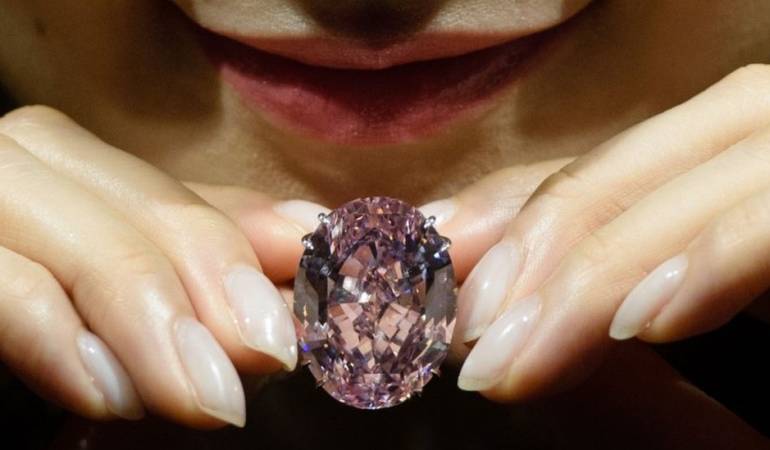 "La Estrella Rosa"es un diamante rosa de 59,60 quilates, el más grande de su categoría, y la joya más valiosa del mundo.