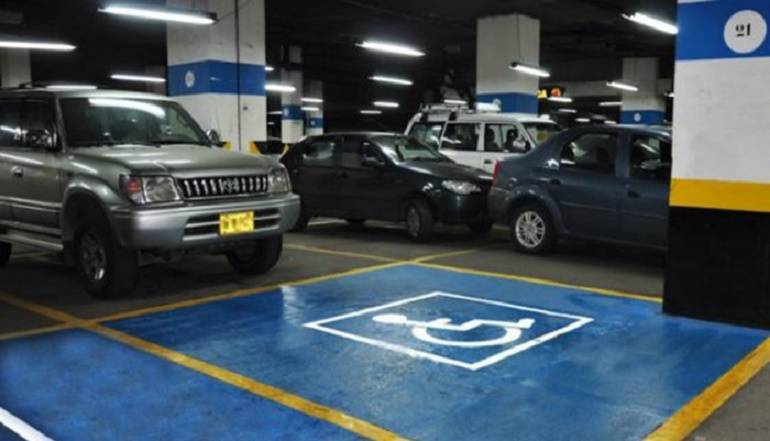 carros mal parqueados: En Villavicencio están dando “zanahoria y garrote” a los mal parqueados