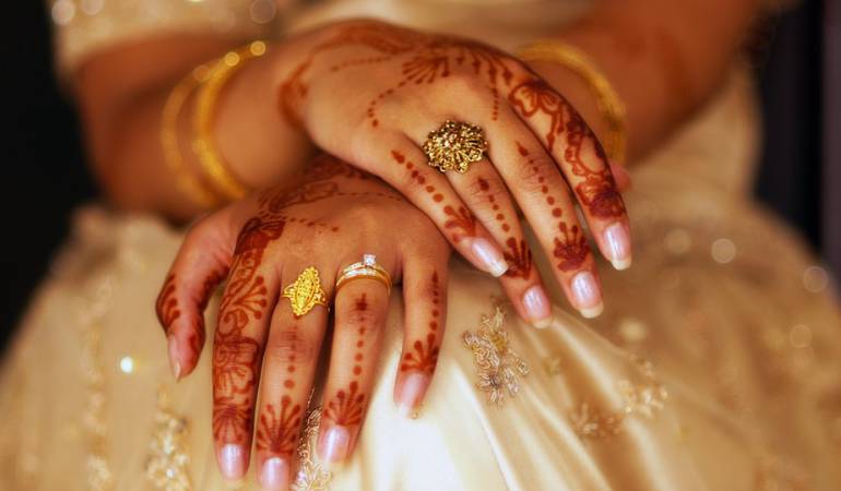 En Reino Unido, el llamado matrimonio "halala" se negocia por miles de dólares en internet, según reveló una investigación de la BBC.