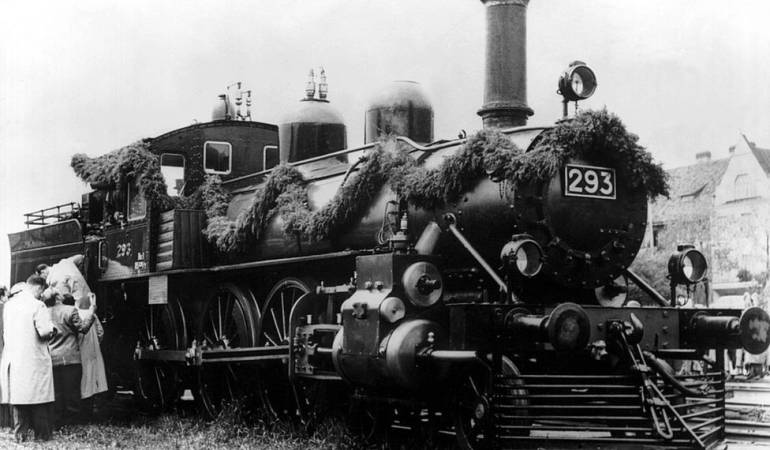 La locomotora que haló los vagones en los que Vladimir Ilitch Oulianov viajó fue un regalo de Finlandia.