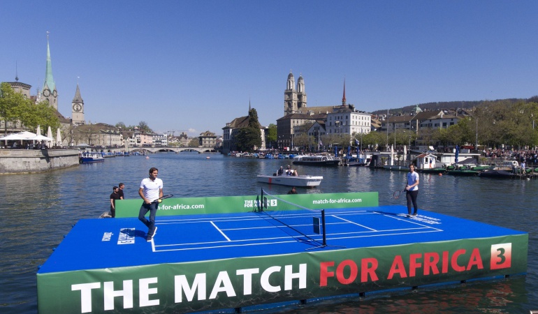 Roger Federer y Murray "se entrenan" en una plataforma en el río de Zúrich