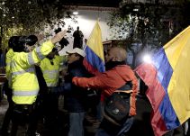 Policía desaloja a manifestantes concentrados ante Consejo Electoral en Quito