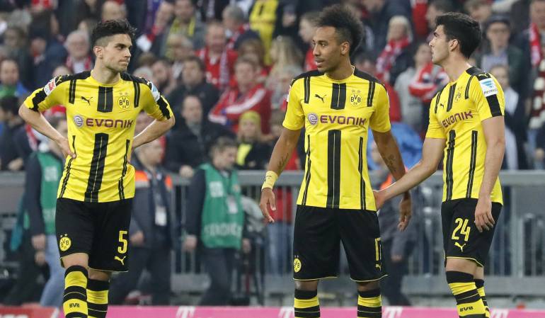 El jugador Marc Bartra, a la izquierda, herido en incidente del bus de Dortmund.