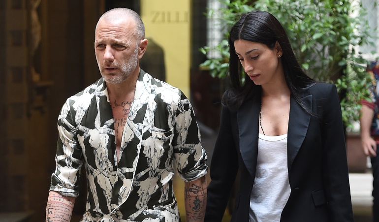 Gianluca Vacchi y su novia Gabrielle en medio de un evento en Italia.