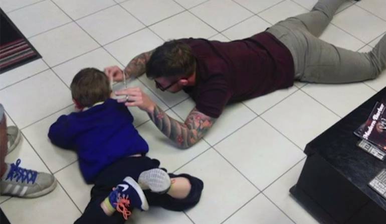 Familias recorren cientos de kilómetros para un corte de pelo